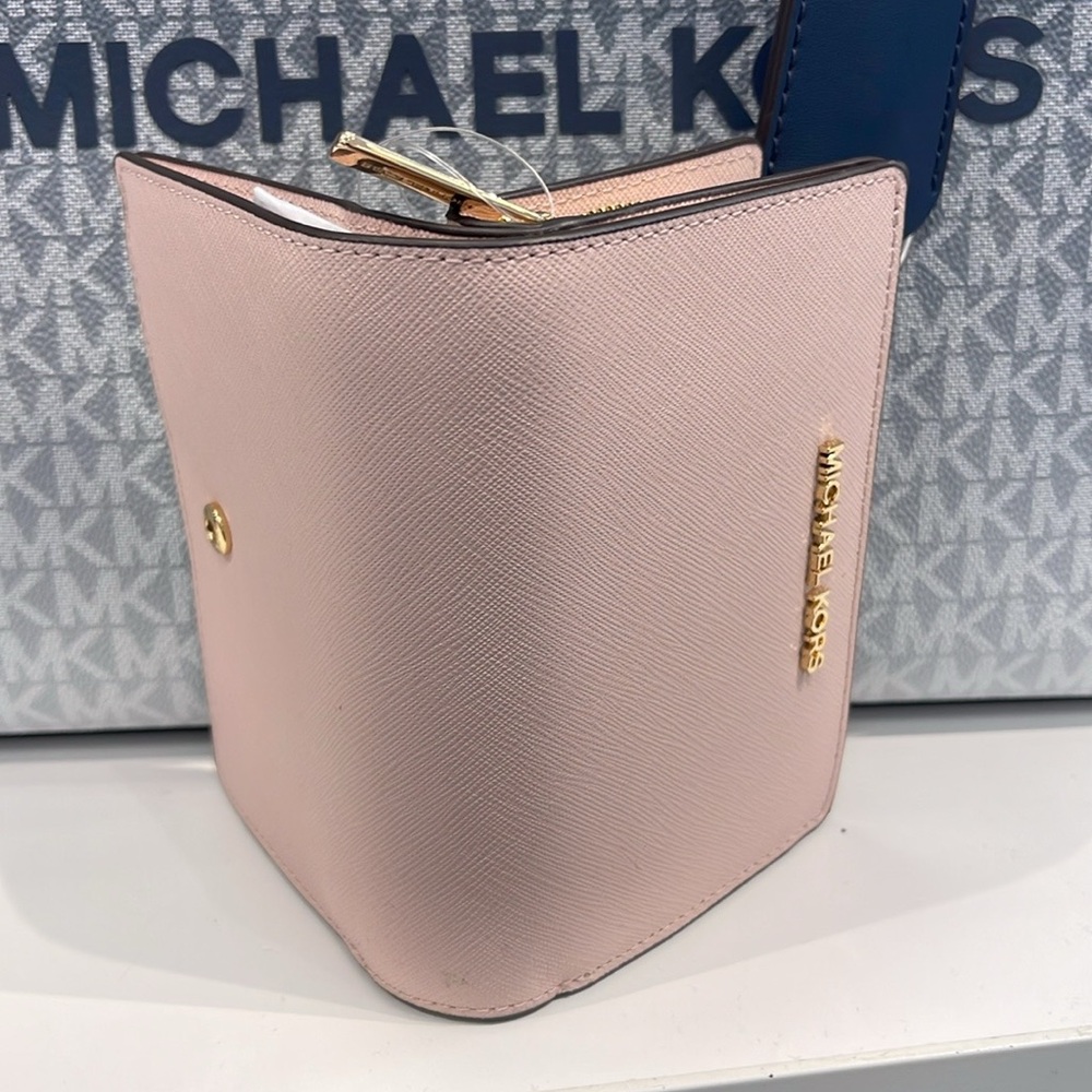 Michael Kors Medium Saffiano Leather Wallet
Powder Blush
NWT
L - Picture 16 of 16
